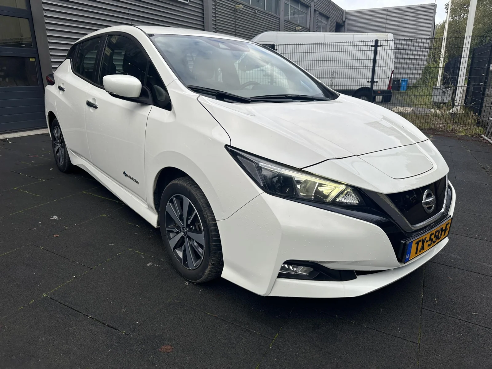 Nissan-Leaf