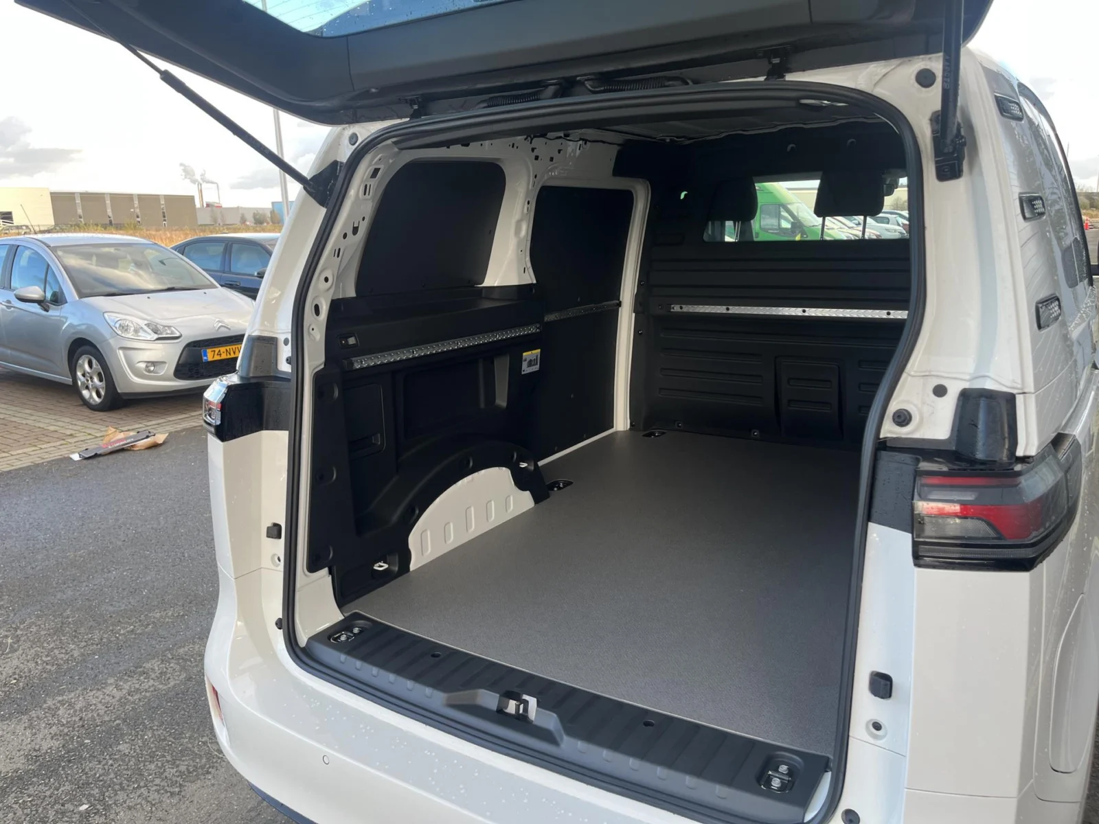 Volkswagen-ID.Buzz Cargo