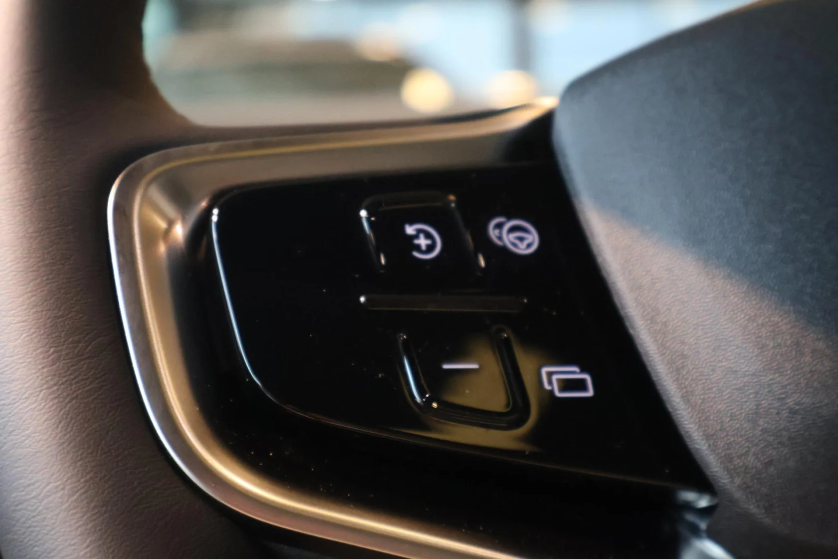 Volvo-EX30 Cross Country