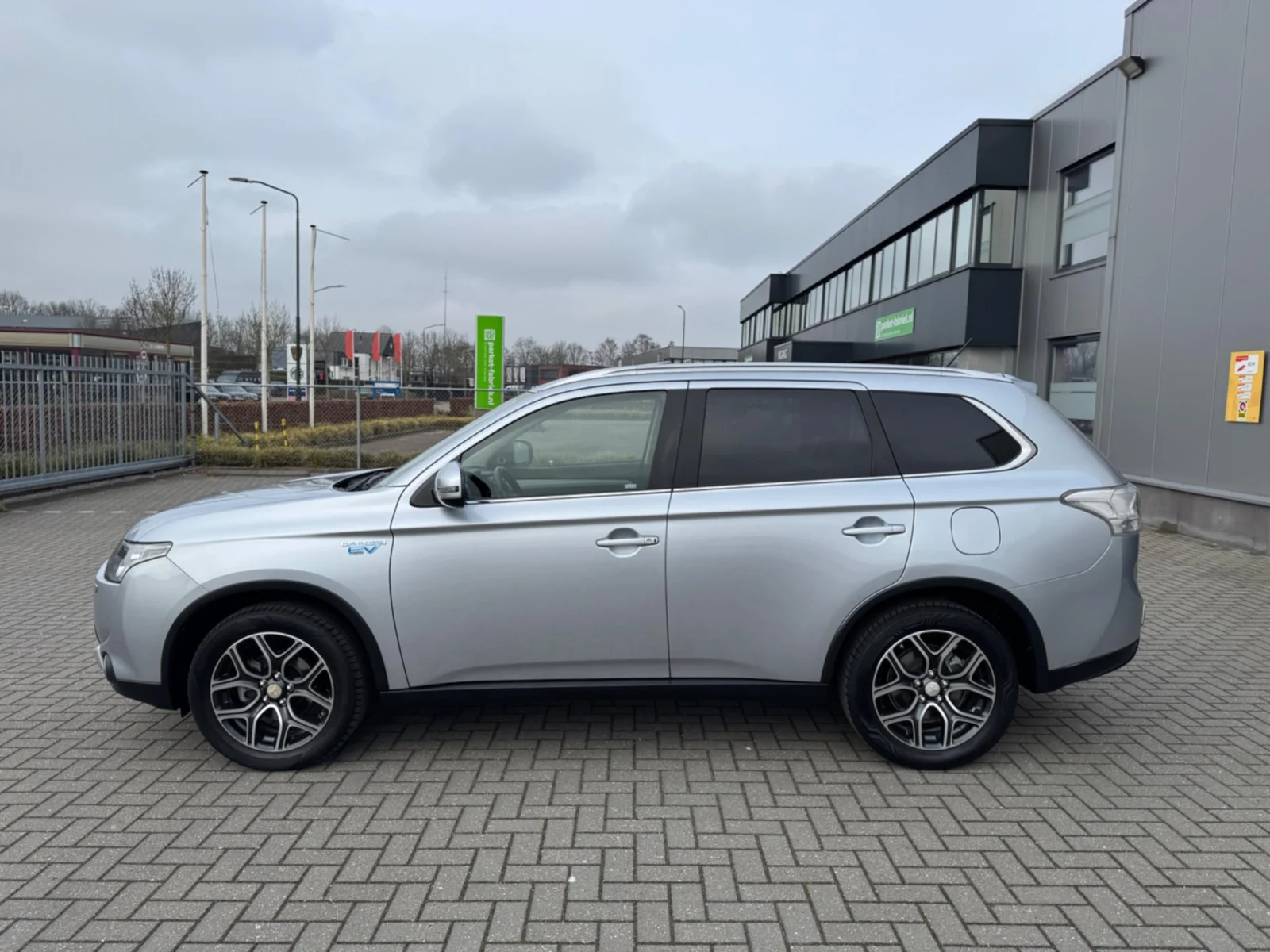 Mitsubishi-Outlander