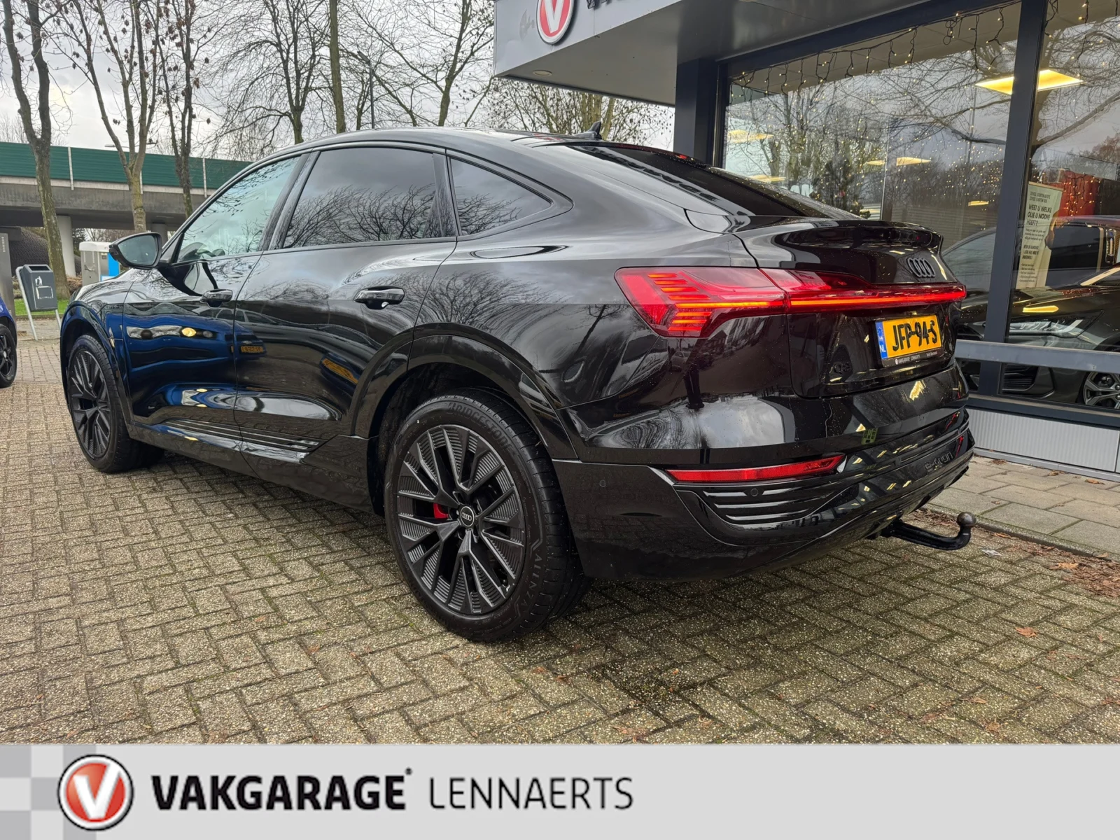 Audi-Q8 Sportback e-tron