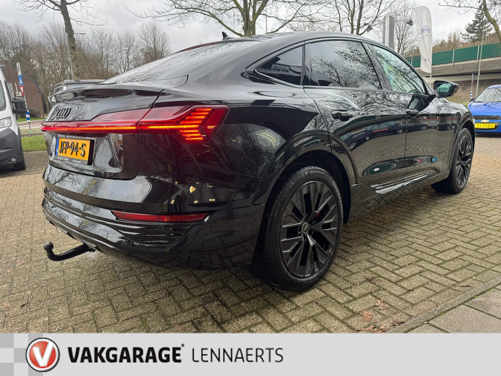Audi-Q8 Sportback e-tron