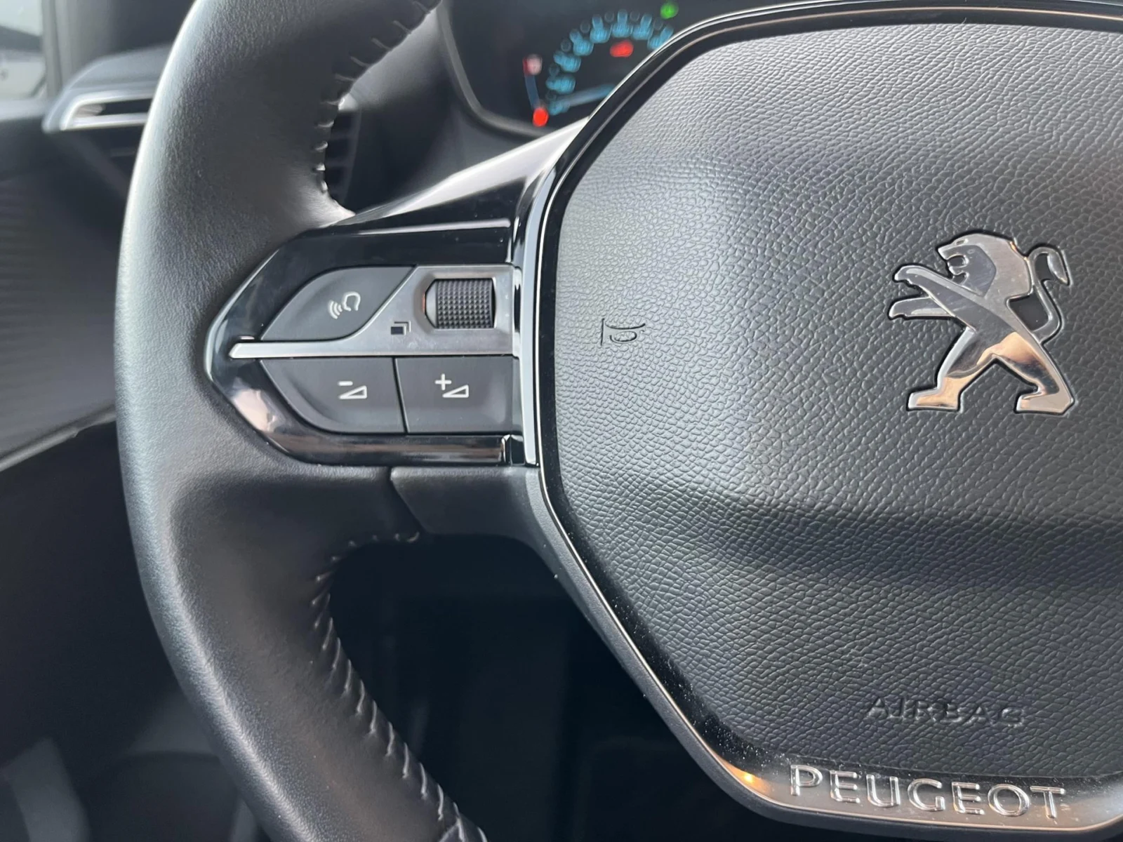 Peugeot-e-208