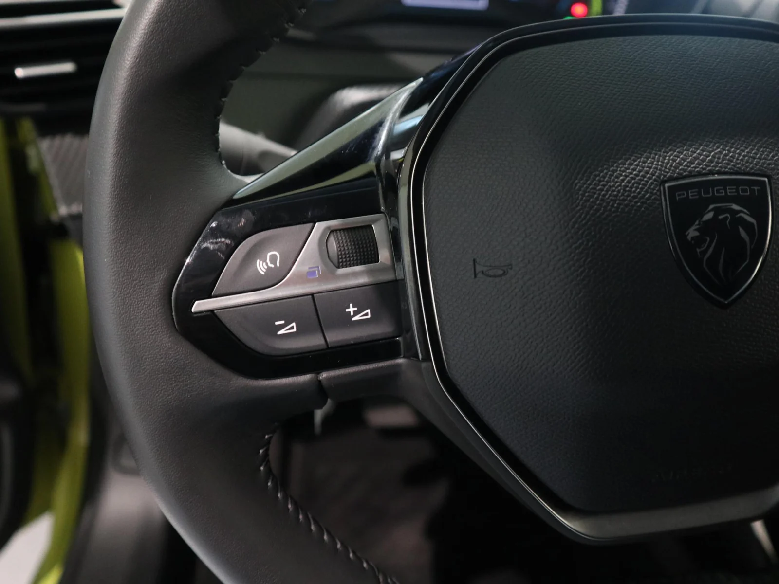 Peugeot-e-208