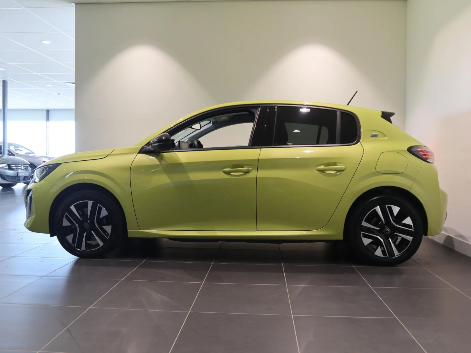 Peugeot-e-208