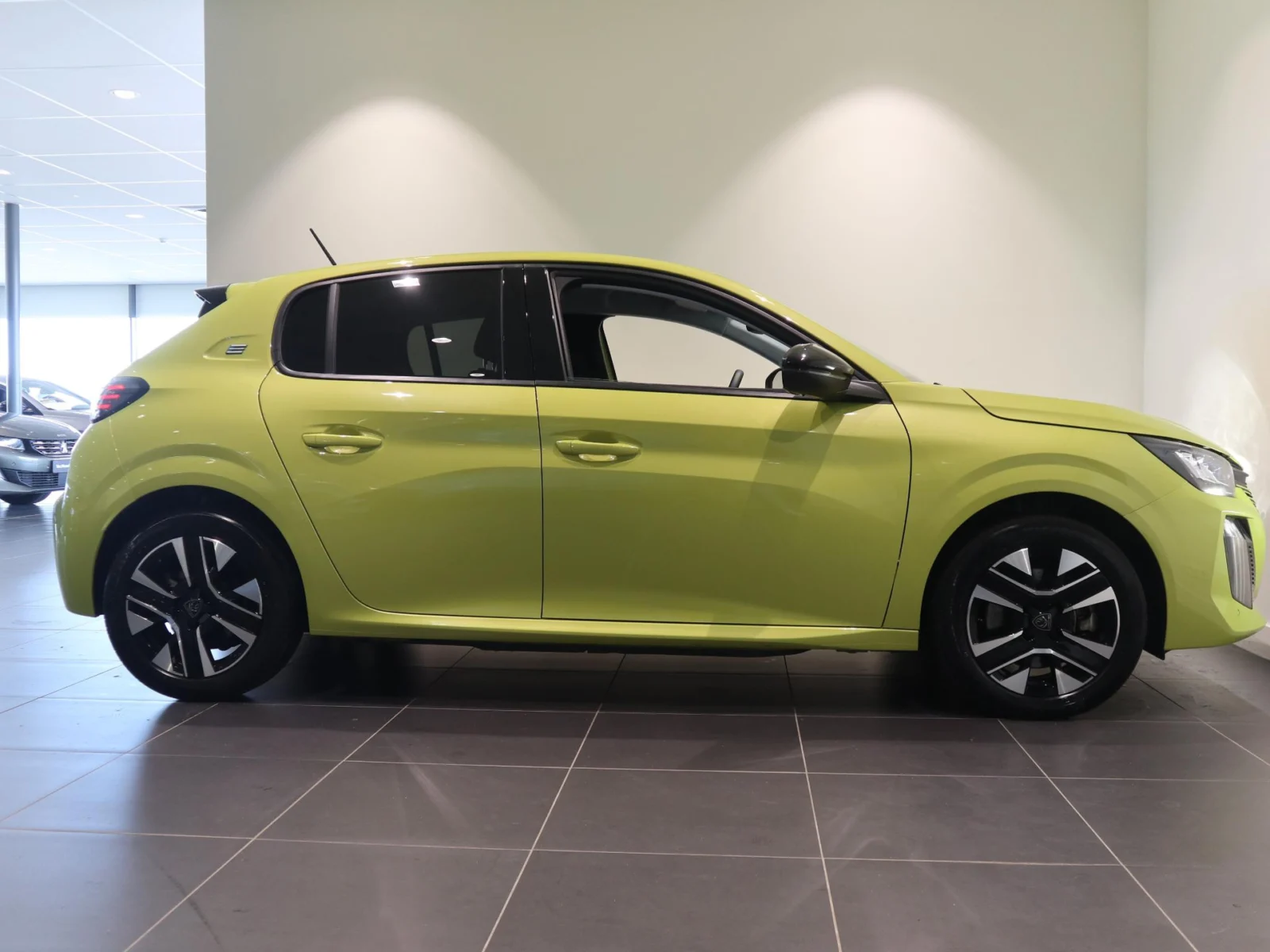 Peugeot-e-208