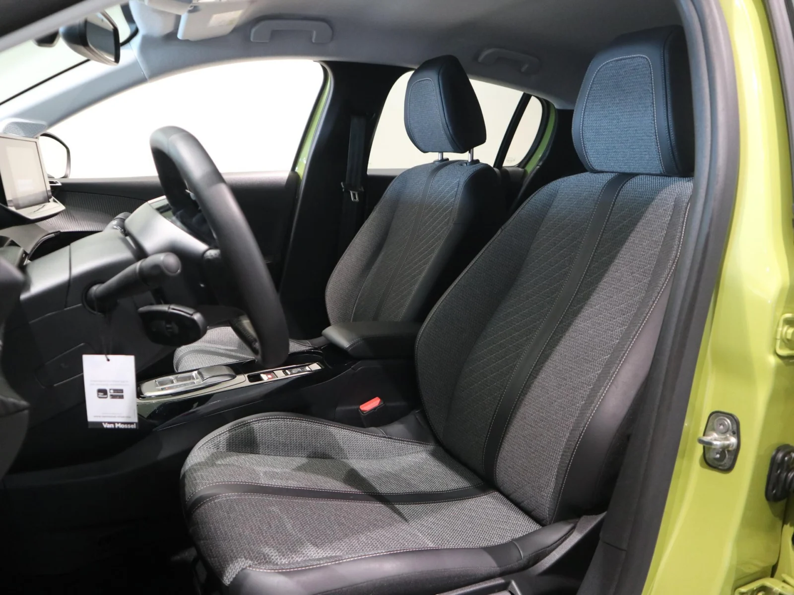 Peugeot-e-208