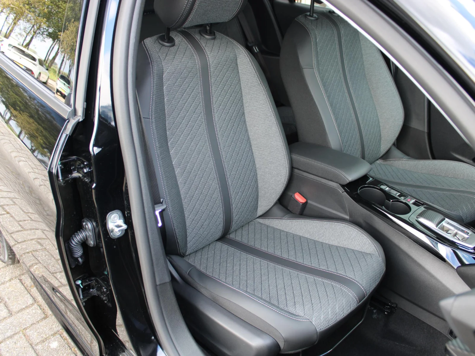 Peugeot-208
