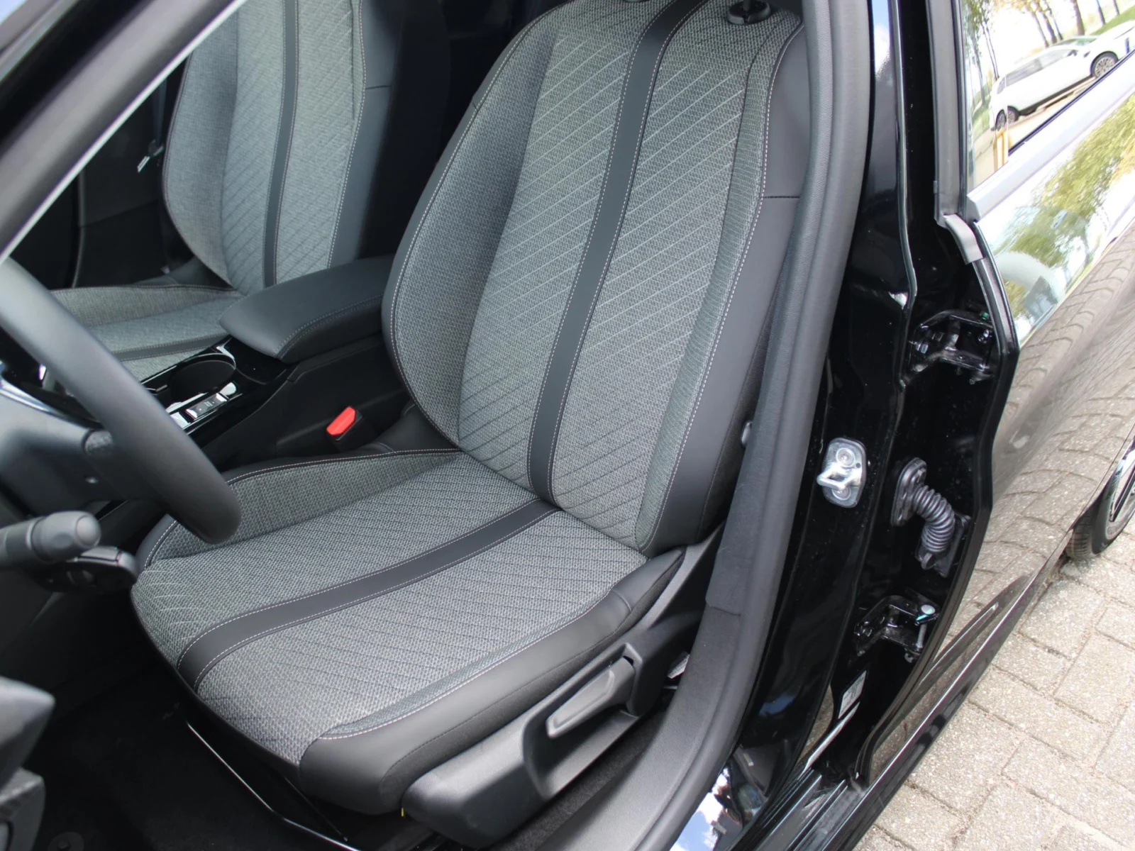 Peugeot-208