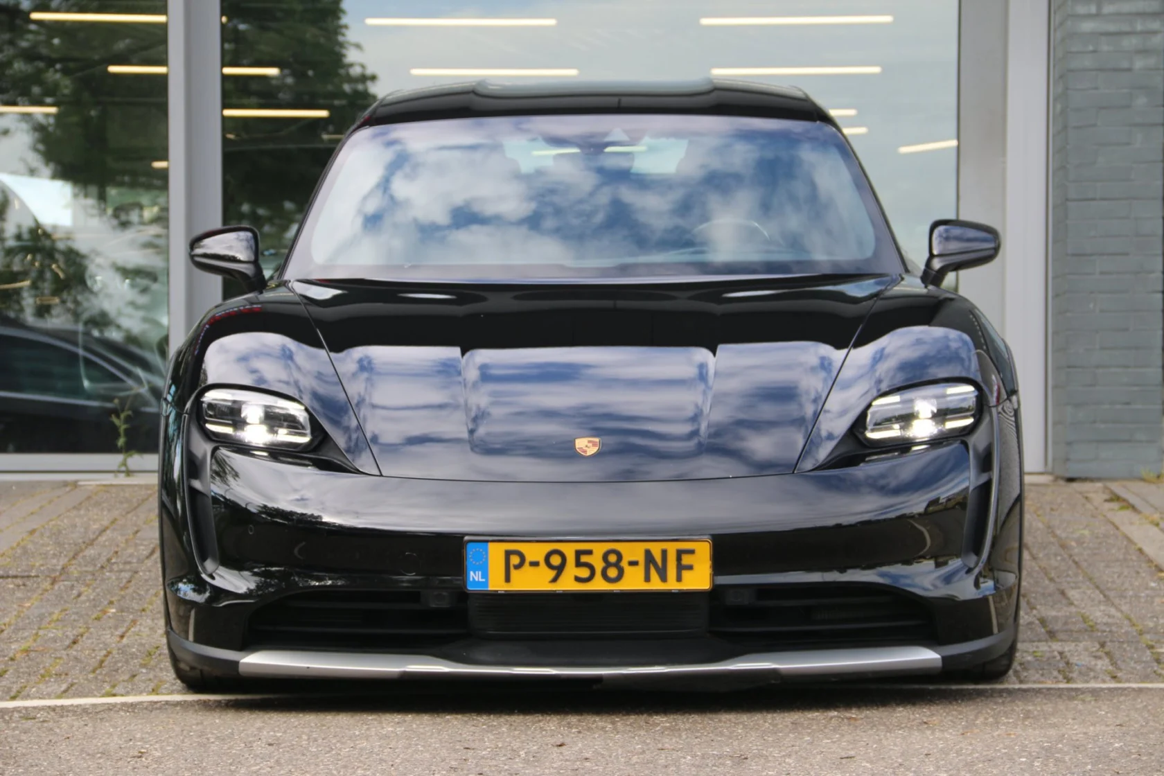 Porsche-Taycan Cross Turismo