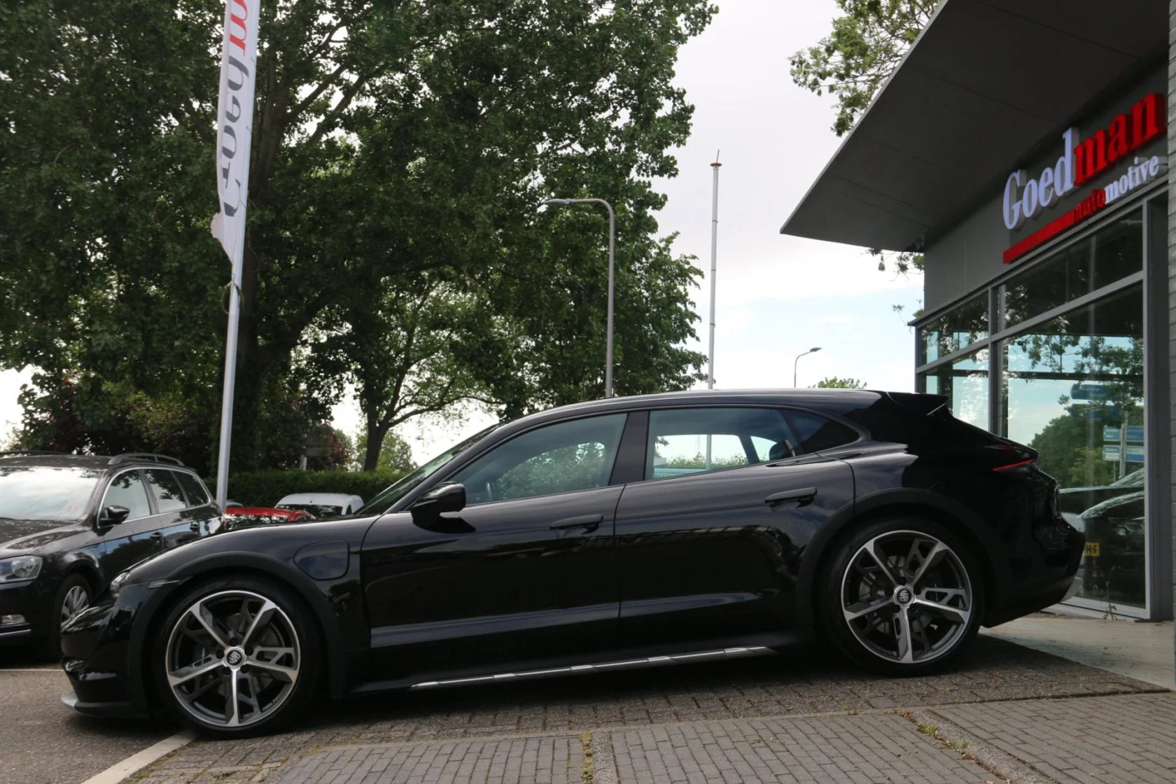 Porsche-Taycan Cross Turismo