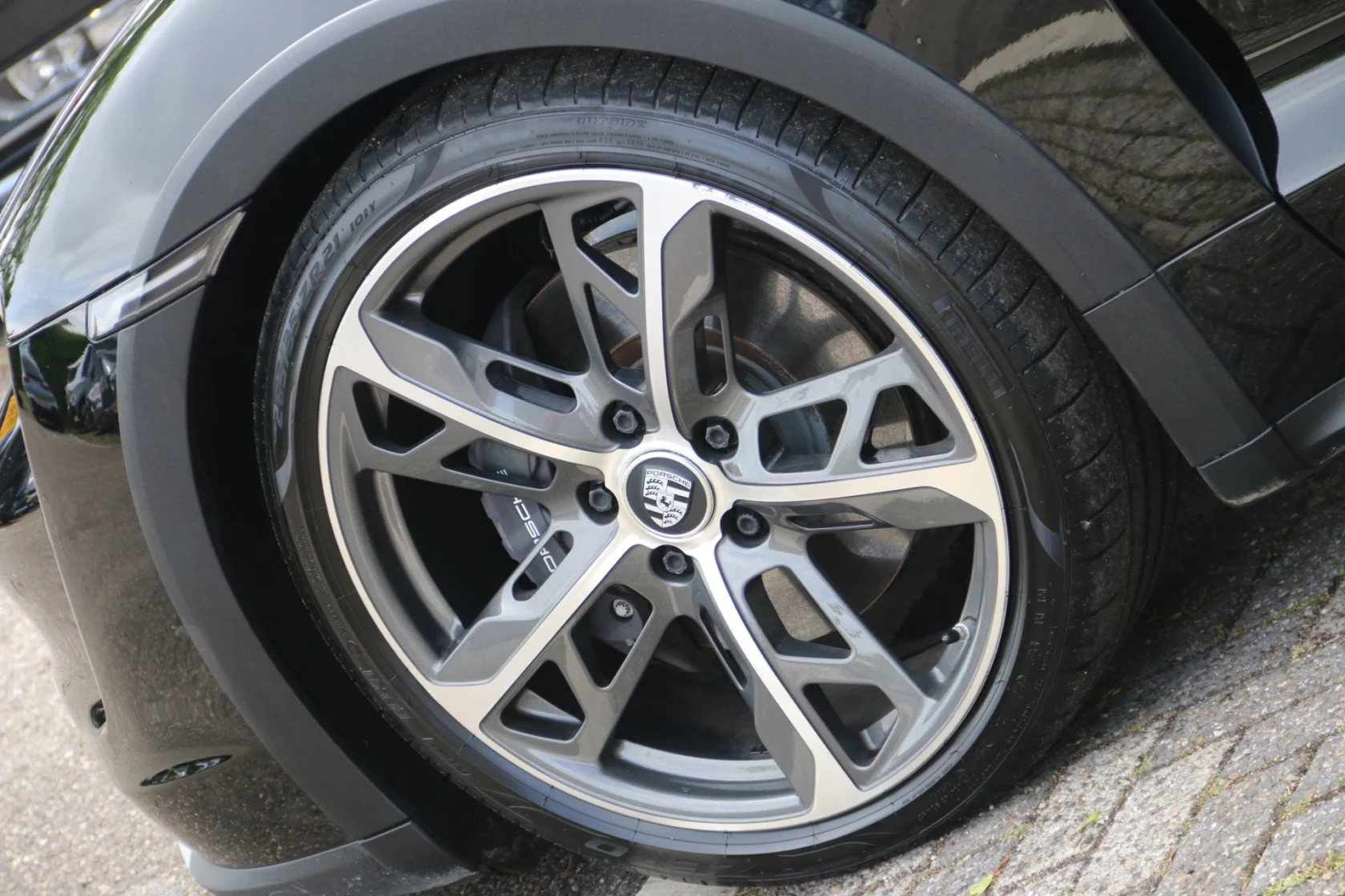 Porsche-Taycan Cross Turismo