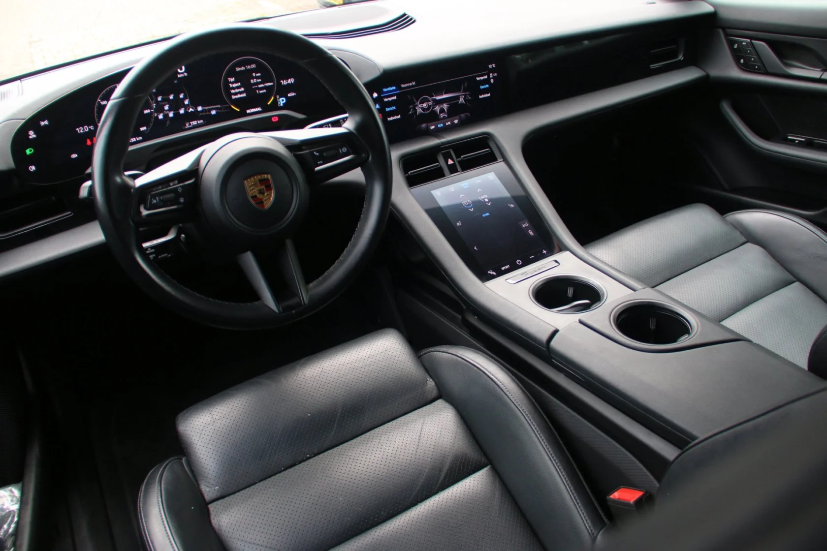 Porsche-Taycan Cross Turismo