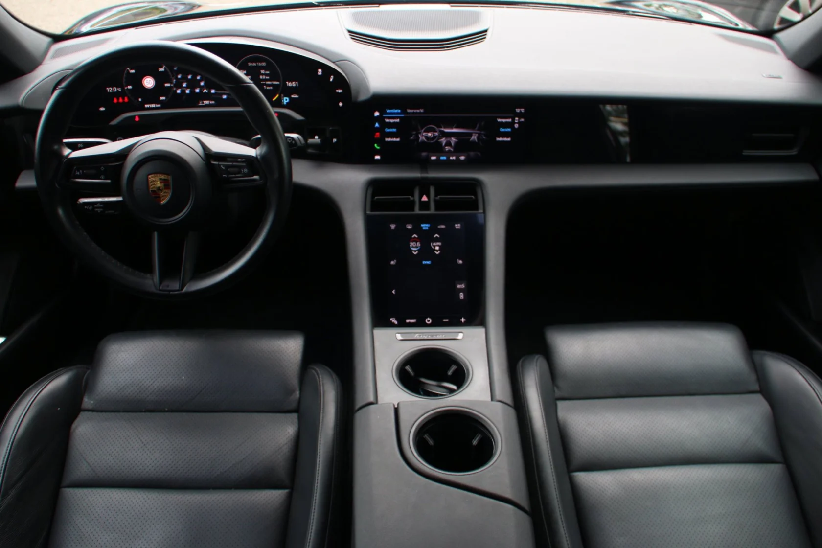 Porsche-Taycan Cross Turismo