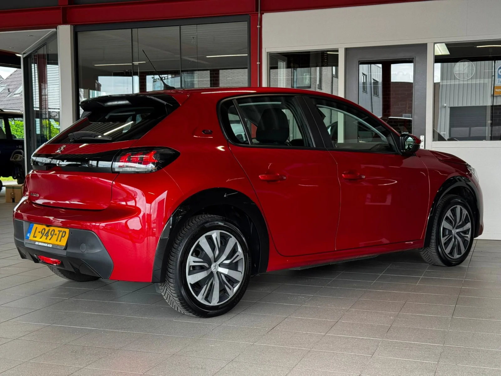 Peugeot-e-208