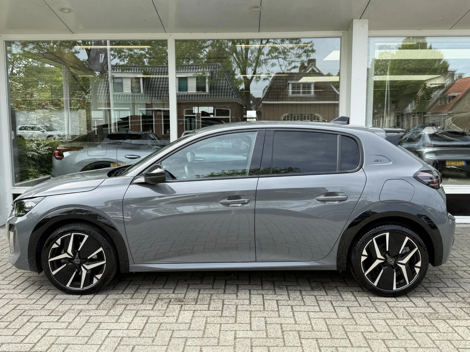 Peugeot-208