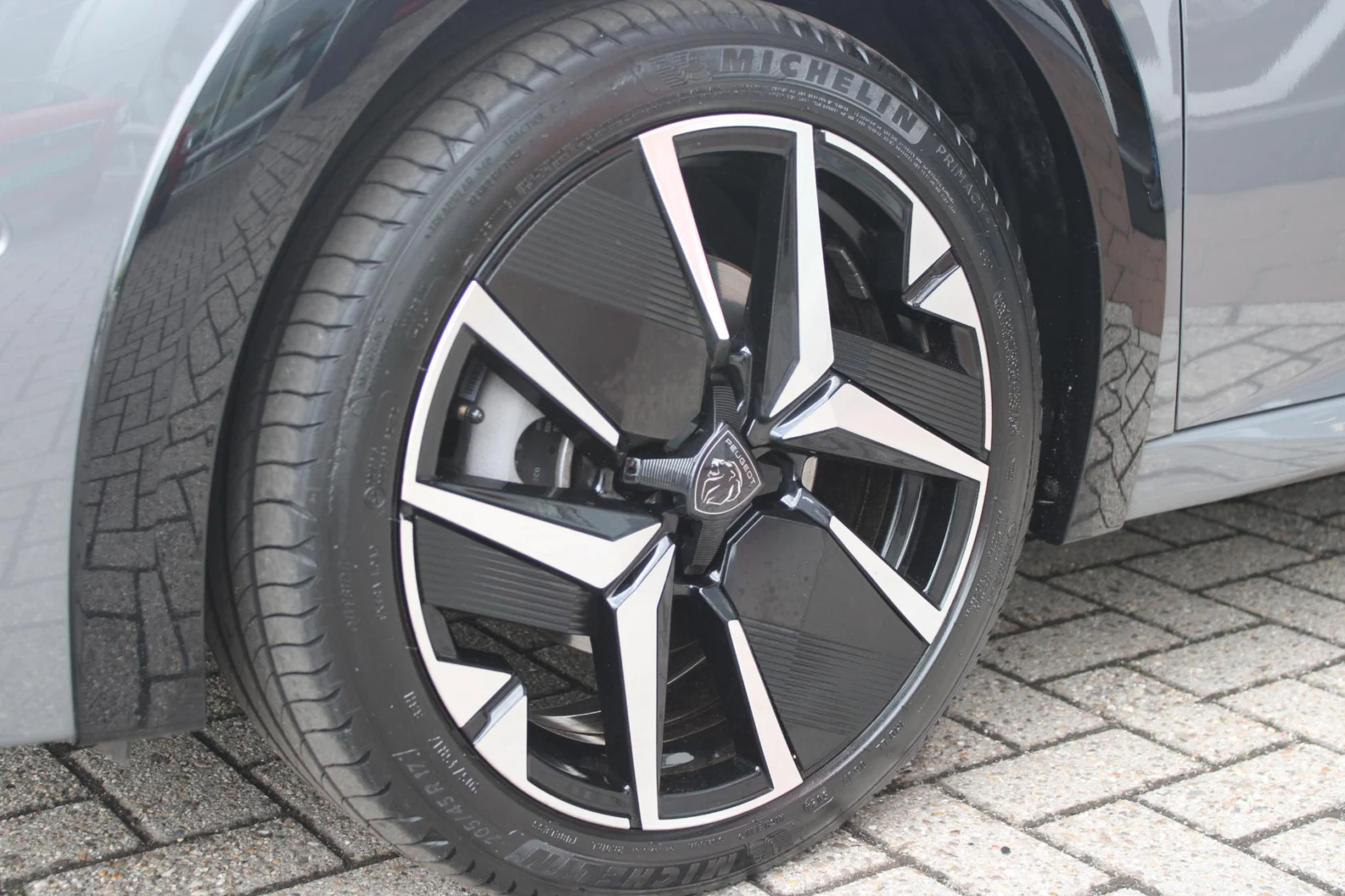 Peugeot-208