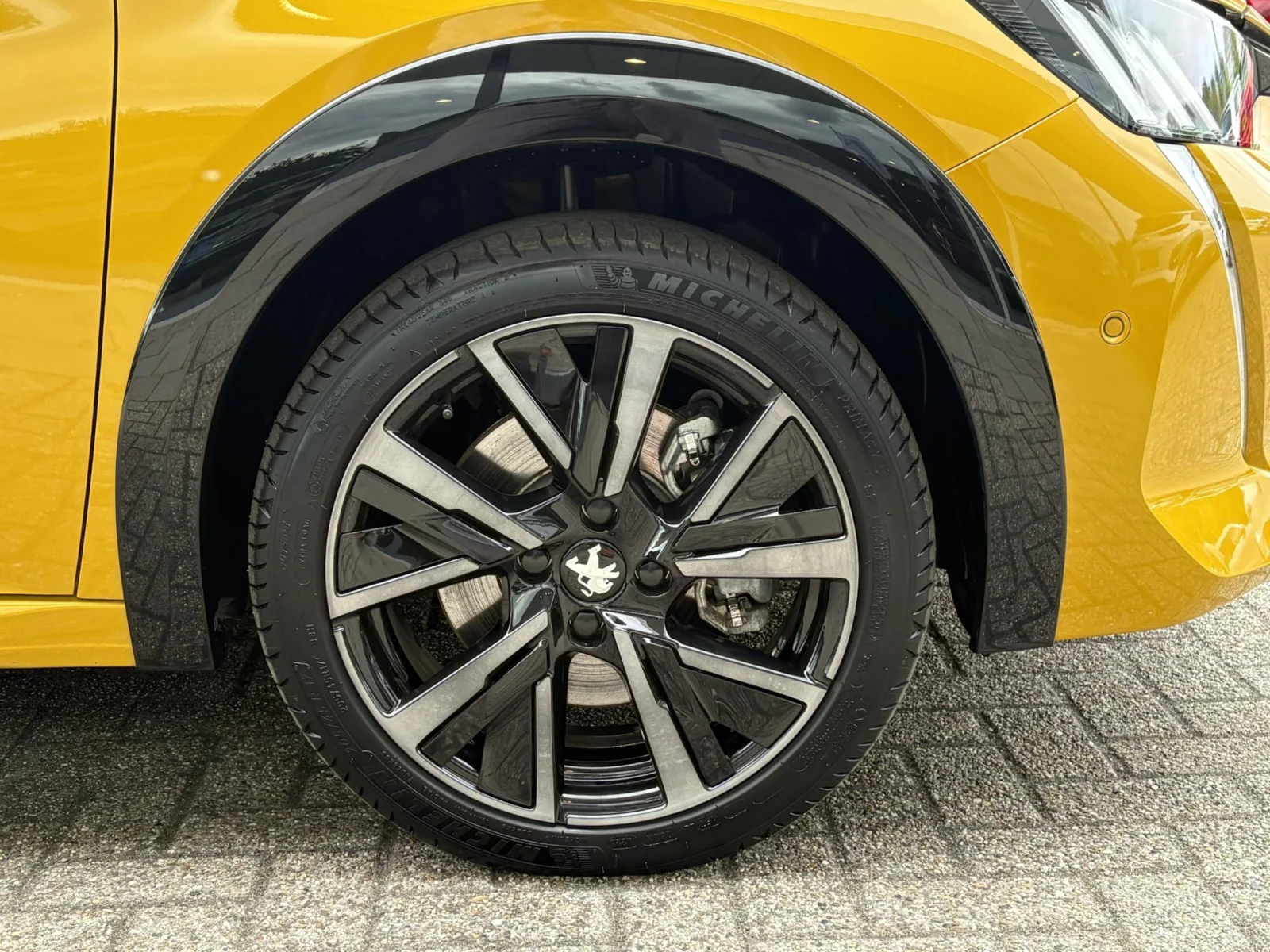 Peugeot-e-208