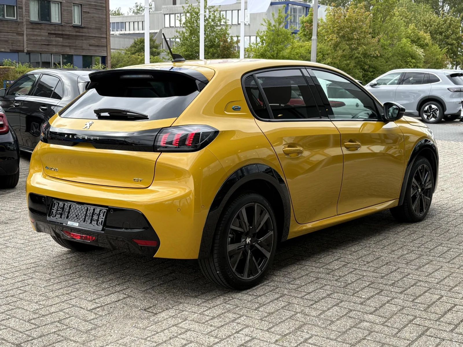 Peugeot-e-208