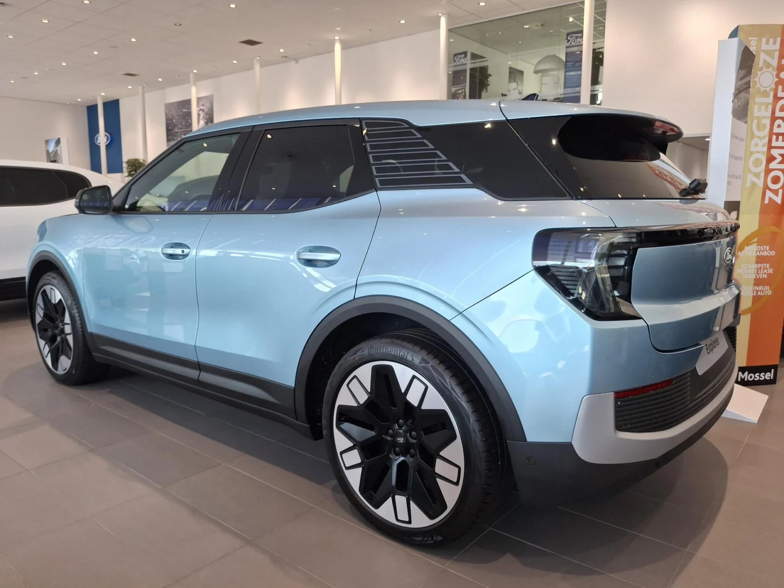 Ford Explorer Premium Extended Range RWD