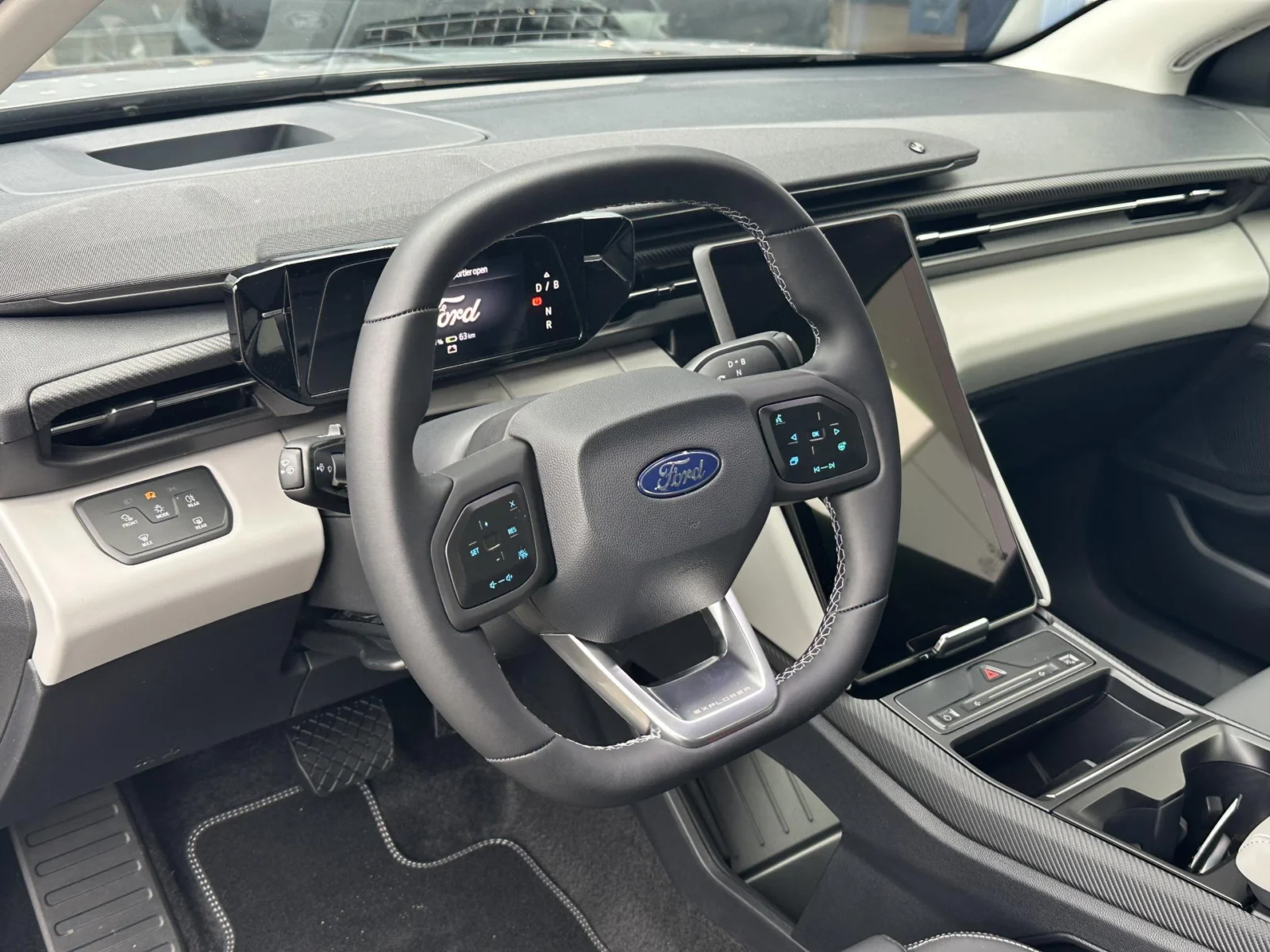 Ford Explorer Premium Extended Range RWD