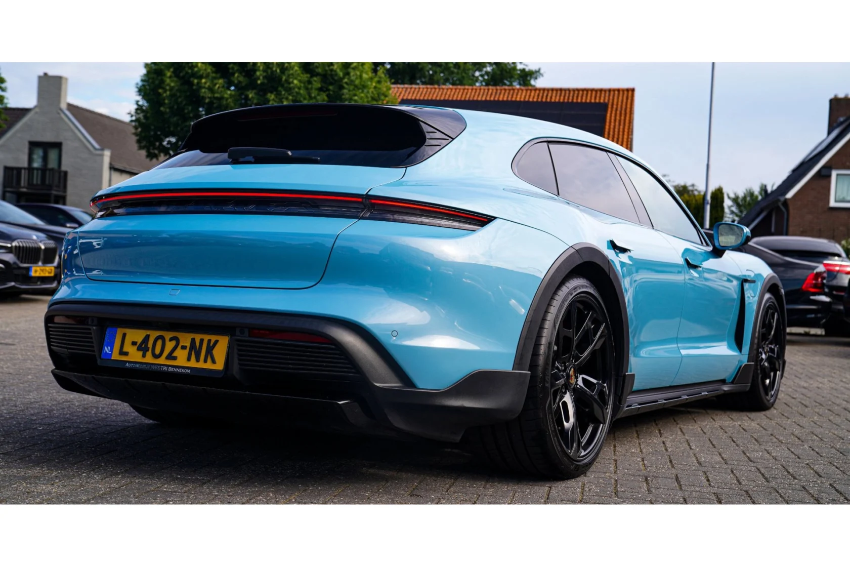 Porsche-Taycan Cross Turismo