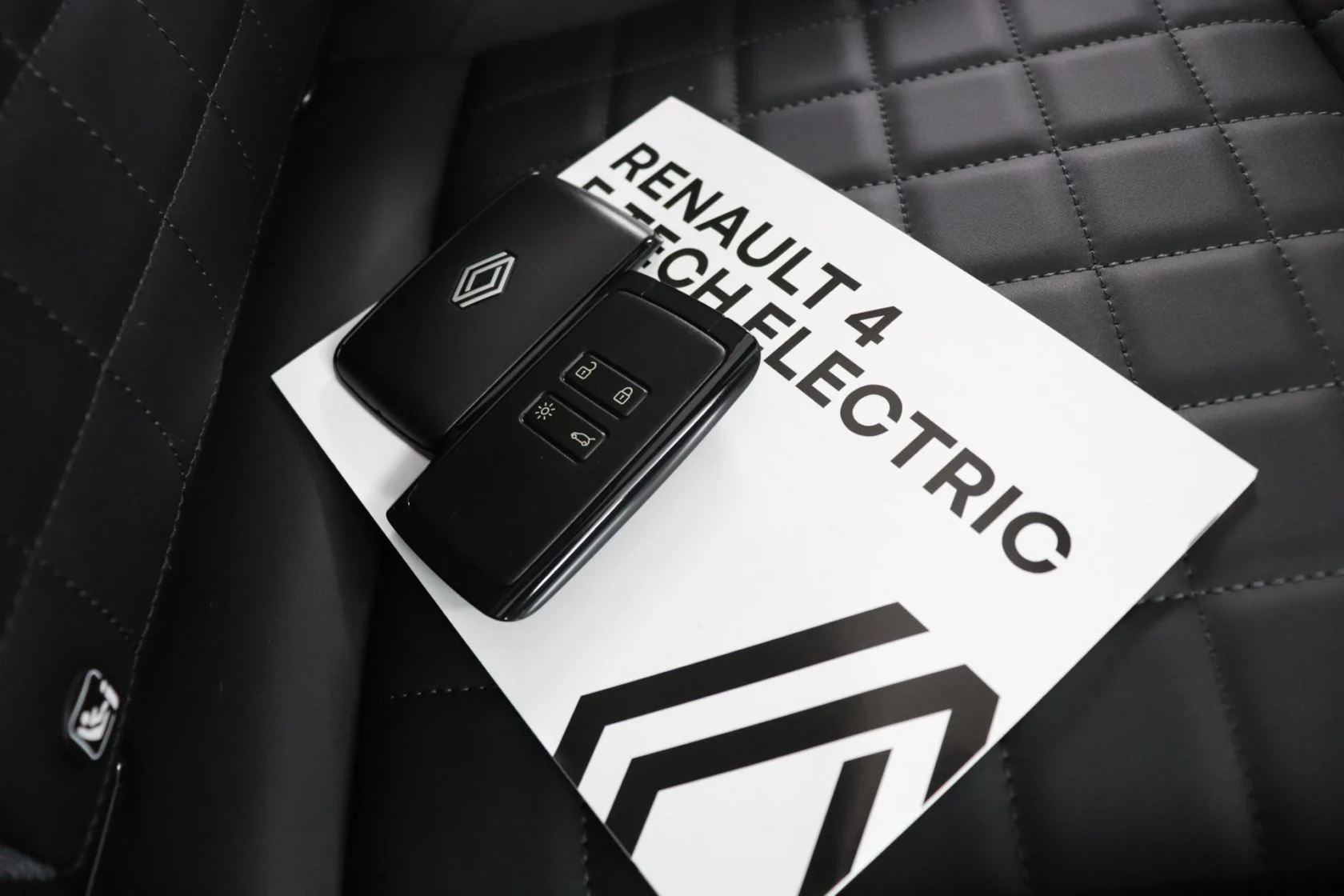 Renault 4 Iconic “plein sud™”