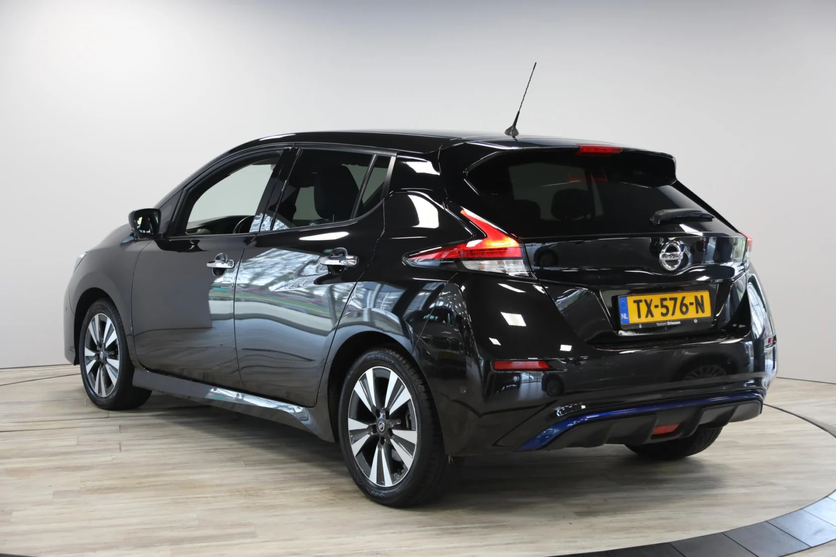Nissan-Leaf