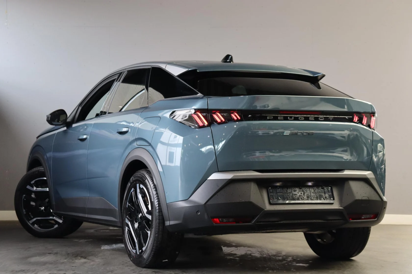 Peugeot e-3008 Allure Avantage 210