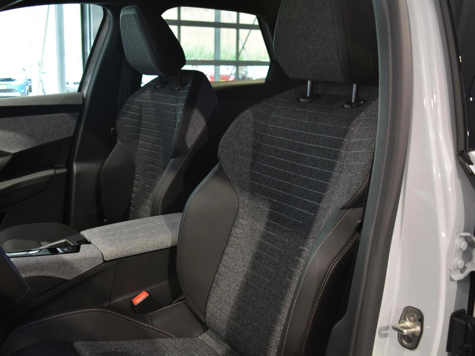 Peugeot e-3008 Allure Avantage 210
