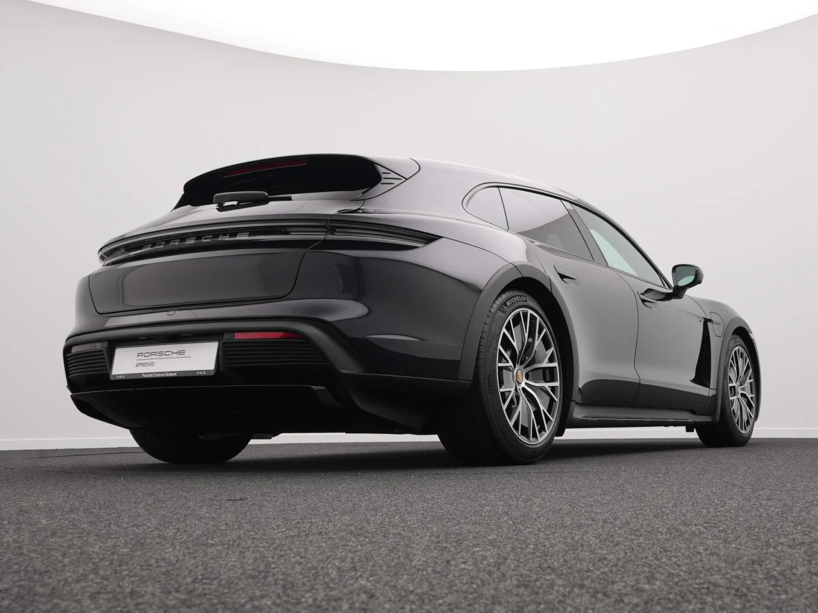 Porsche-Taycan 4