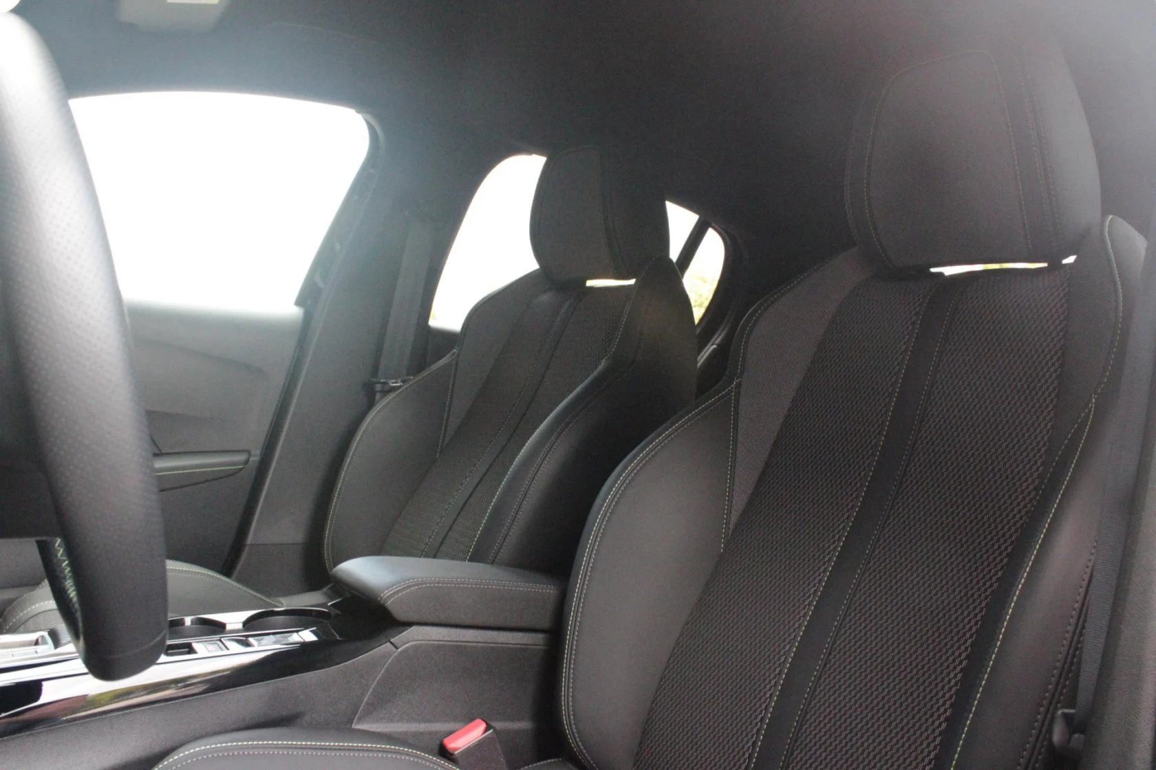 Peugeot-208